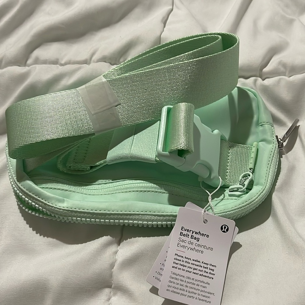 Lululemon Everywhere Belt bag